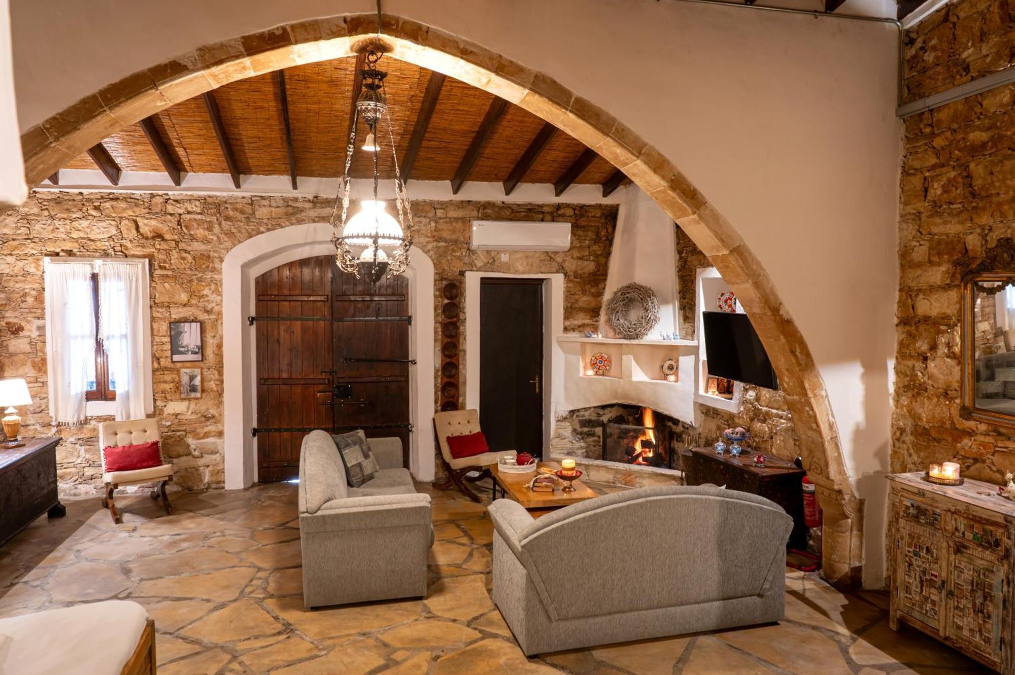 Oinoessa Traditional Boutique Guest Houses โลฟู ภายนอก รูปภาพ