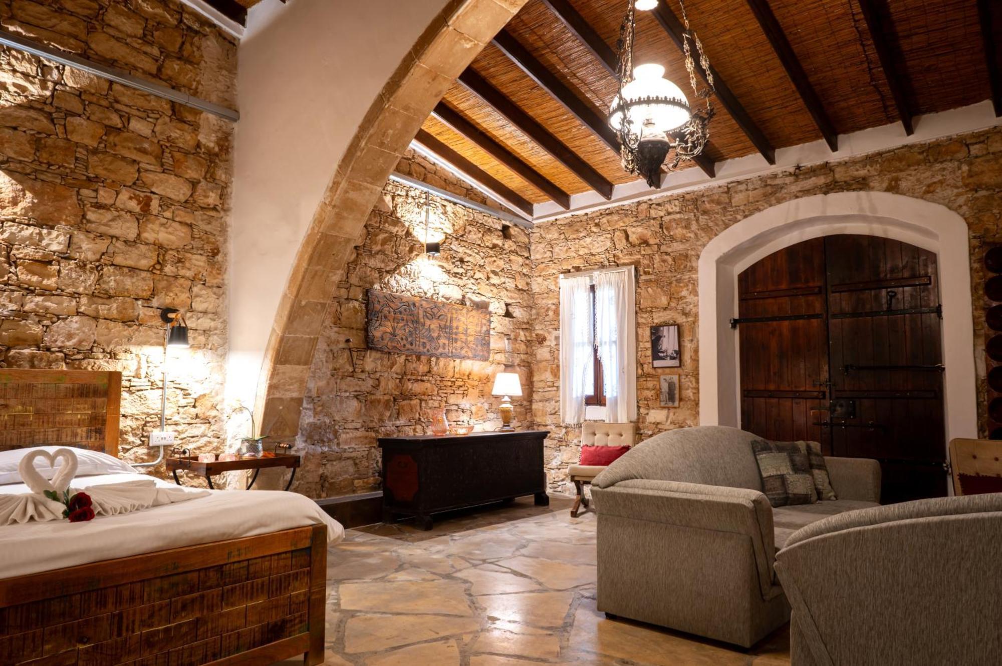 Oinoessa Traditional Boutique Guest Houses โลฟู ภายนอก รูปภาพ