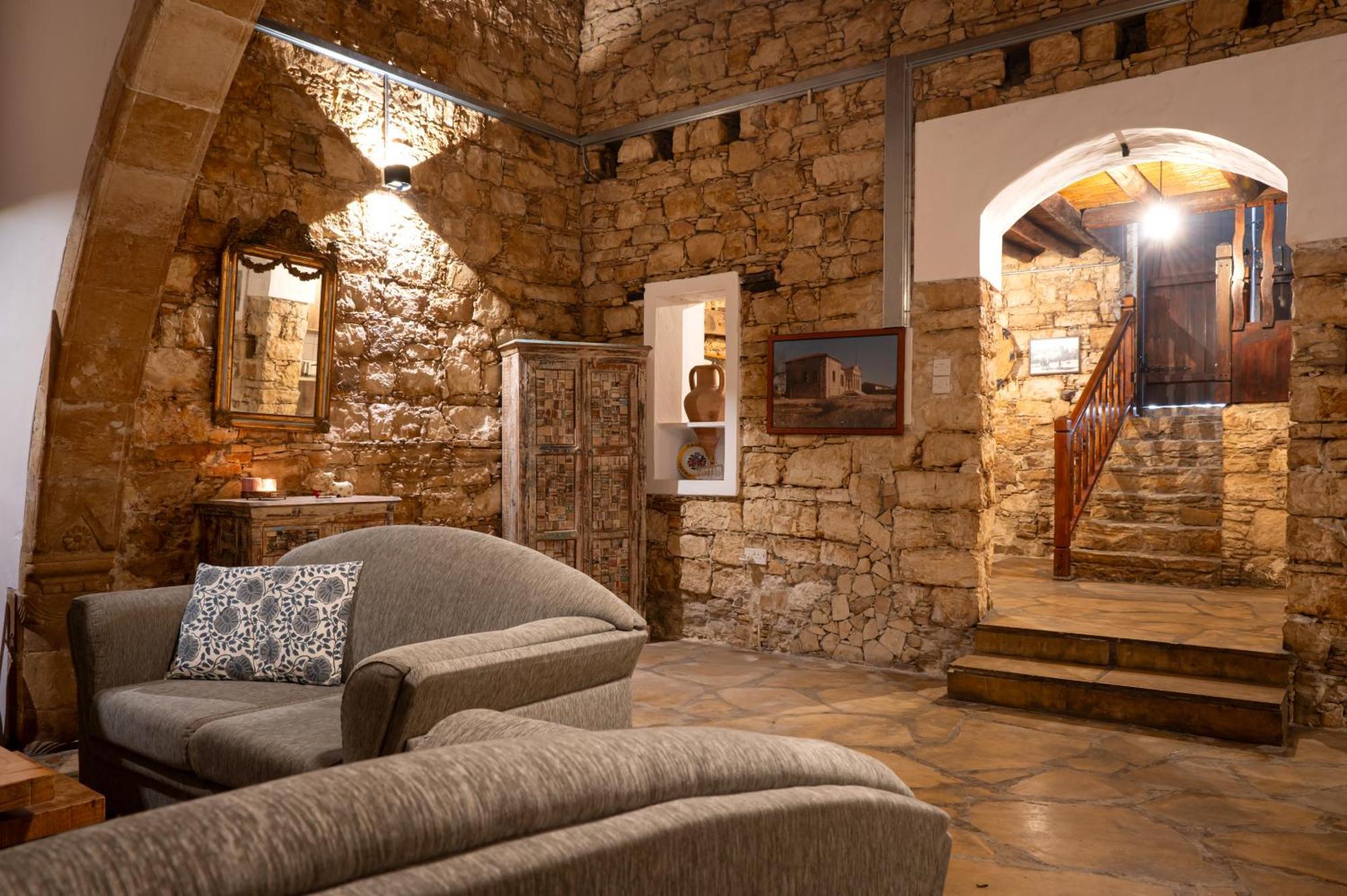 Oinoessa Traditional Boutique Guest Houses โลฟู ภายนอก รูปภาพ