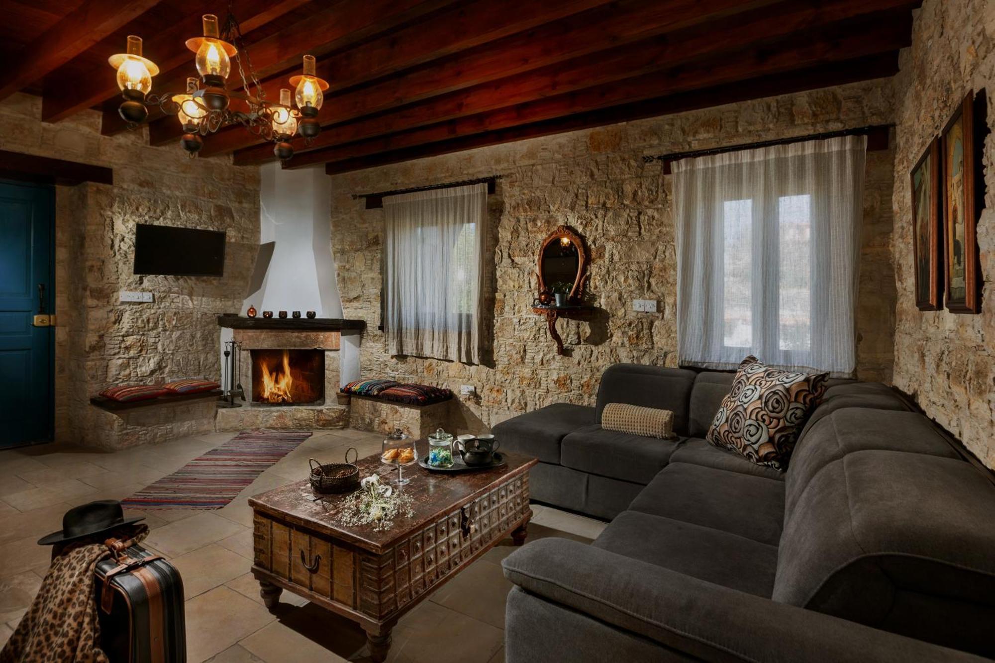 Oinoessa Traditional Boutique Guest Houses โลฟู ภายนอก รูปภาพ