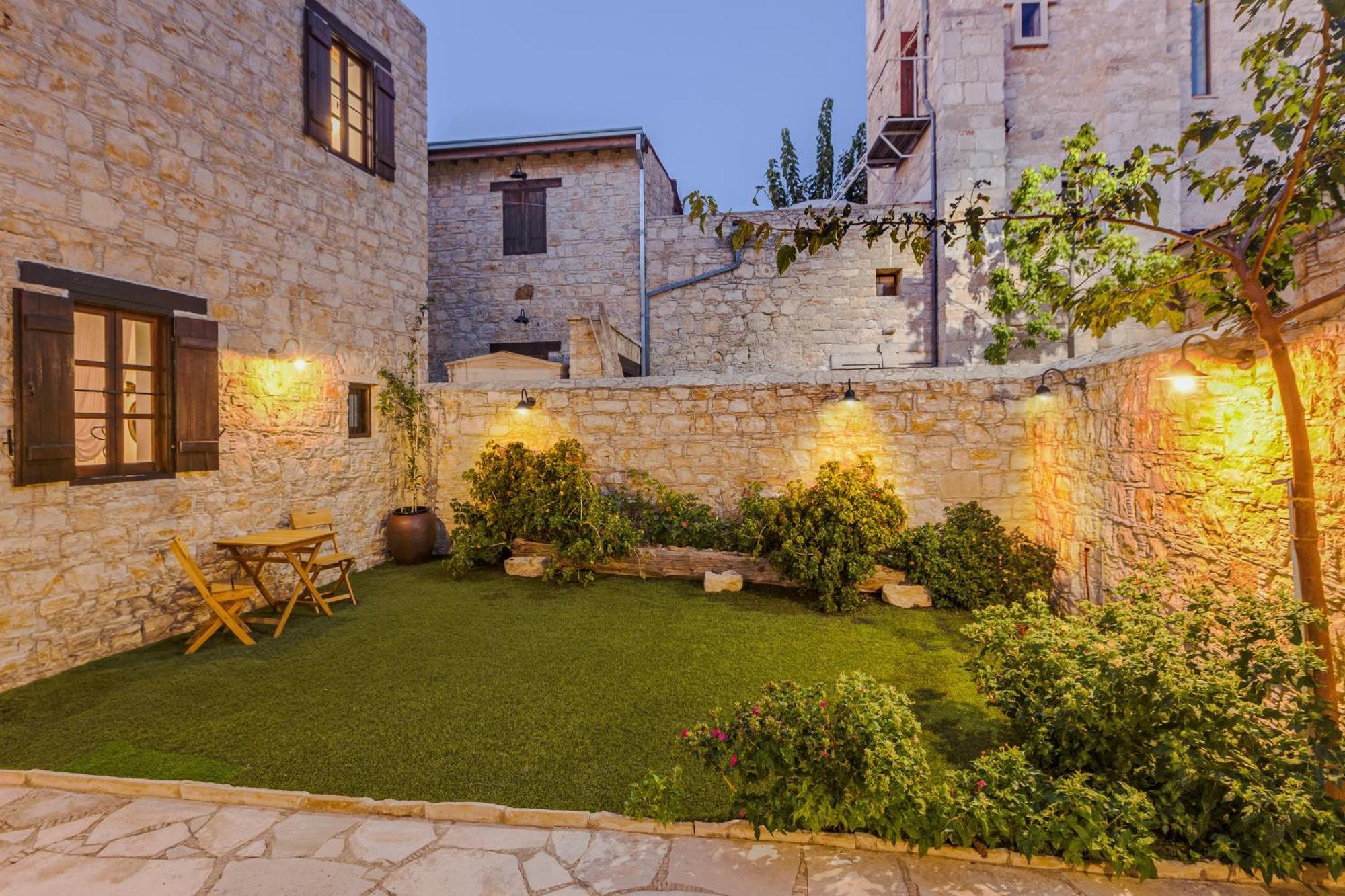 Oinoessa Traditional Boutique Guest Houses โลฟู ภายนอก รูปภาพ