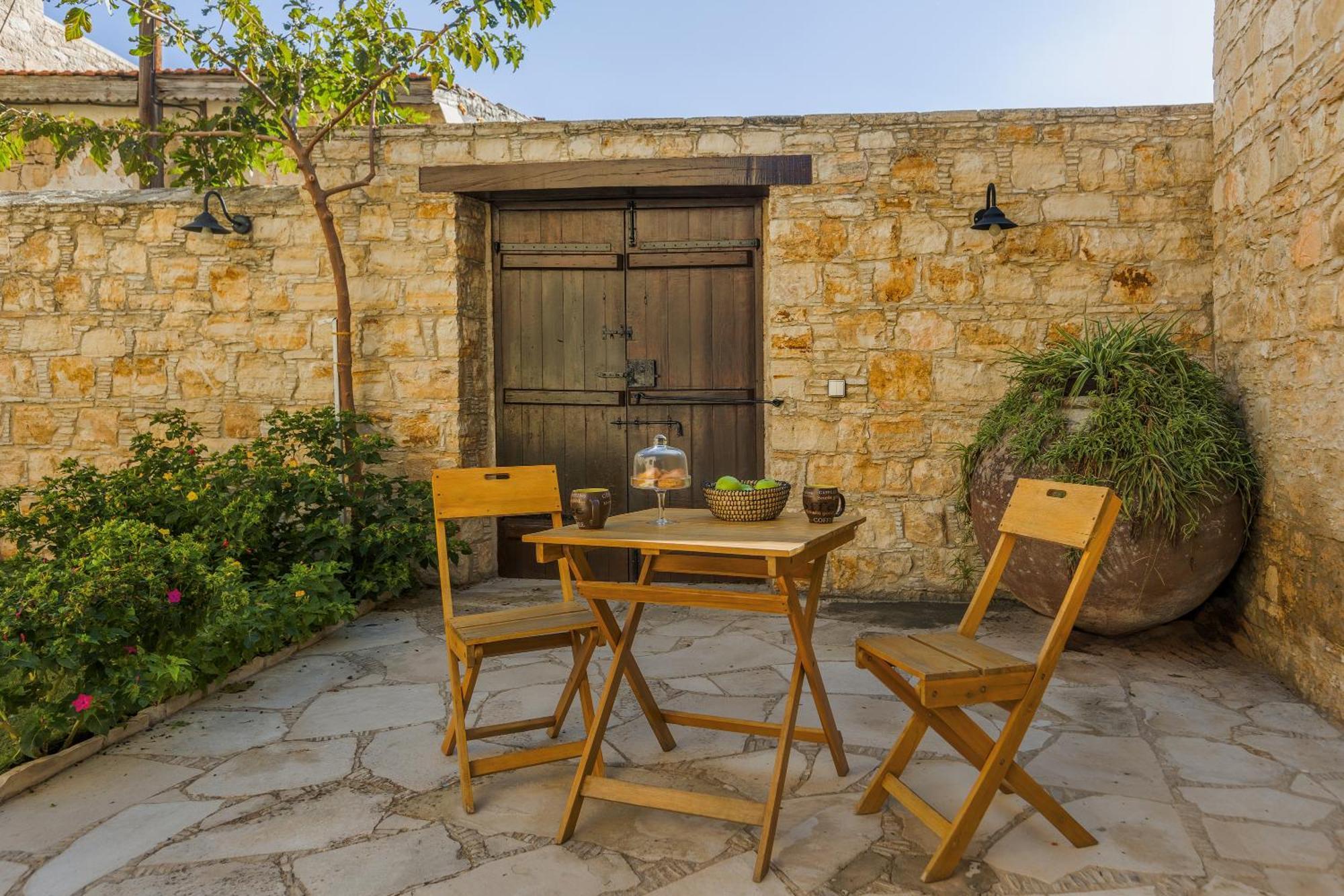 Oinoessa Traditional Boutique Guest Houses โลฟู ภายนอก รูปภาพ