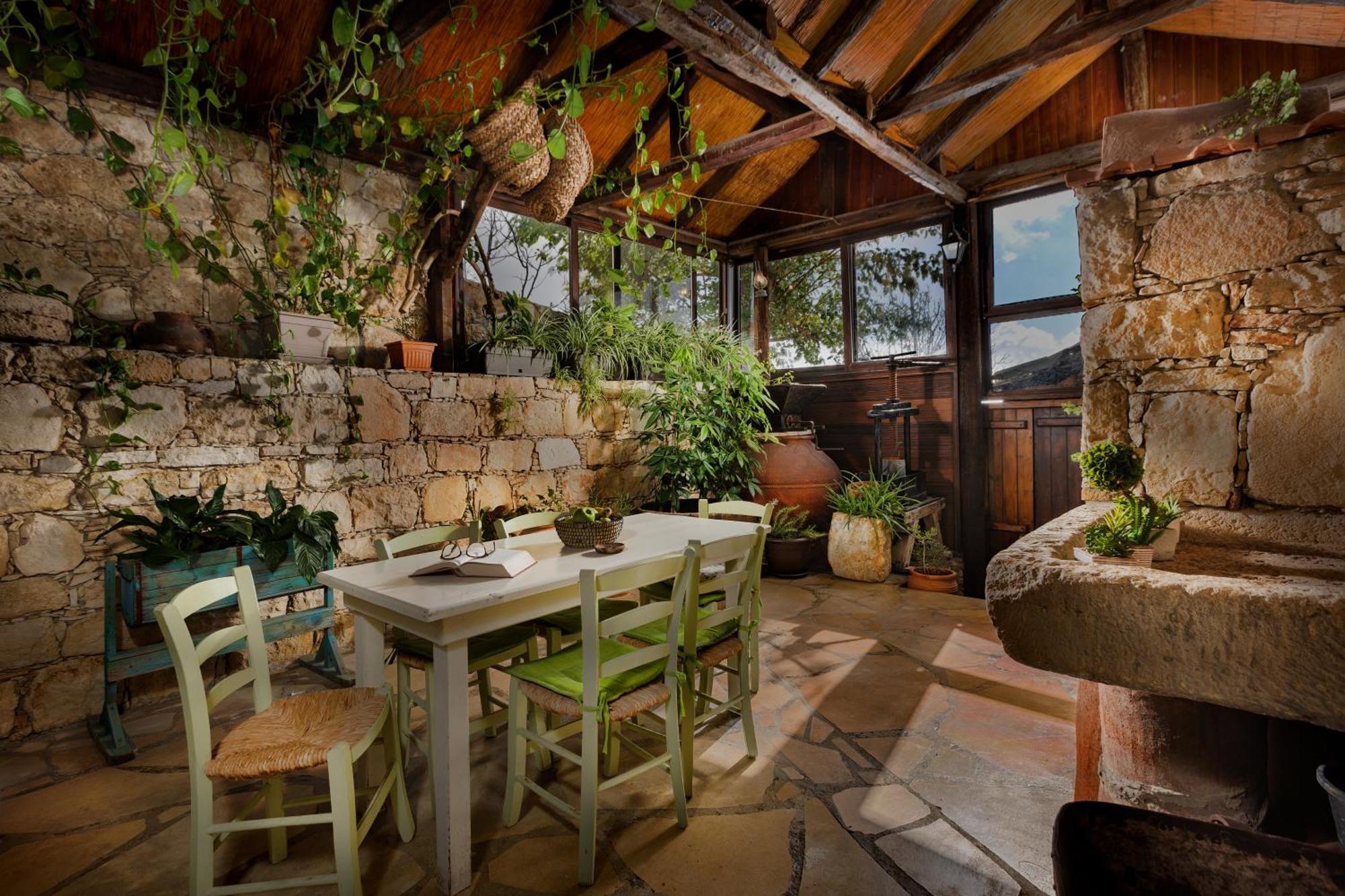 Oinoessa Traditional Boutique Guest Houses โลฟู ภายนอก รูปภาพ
