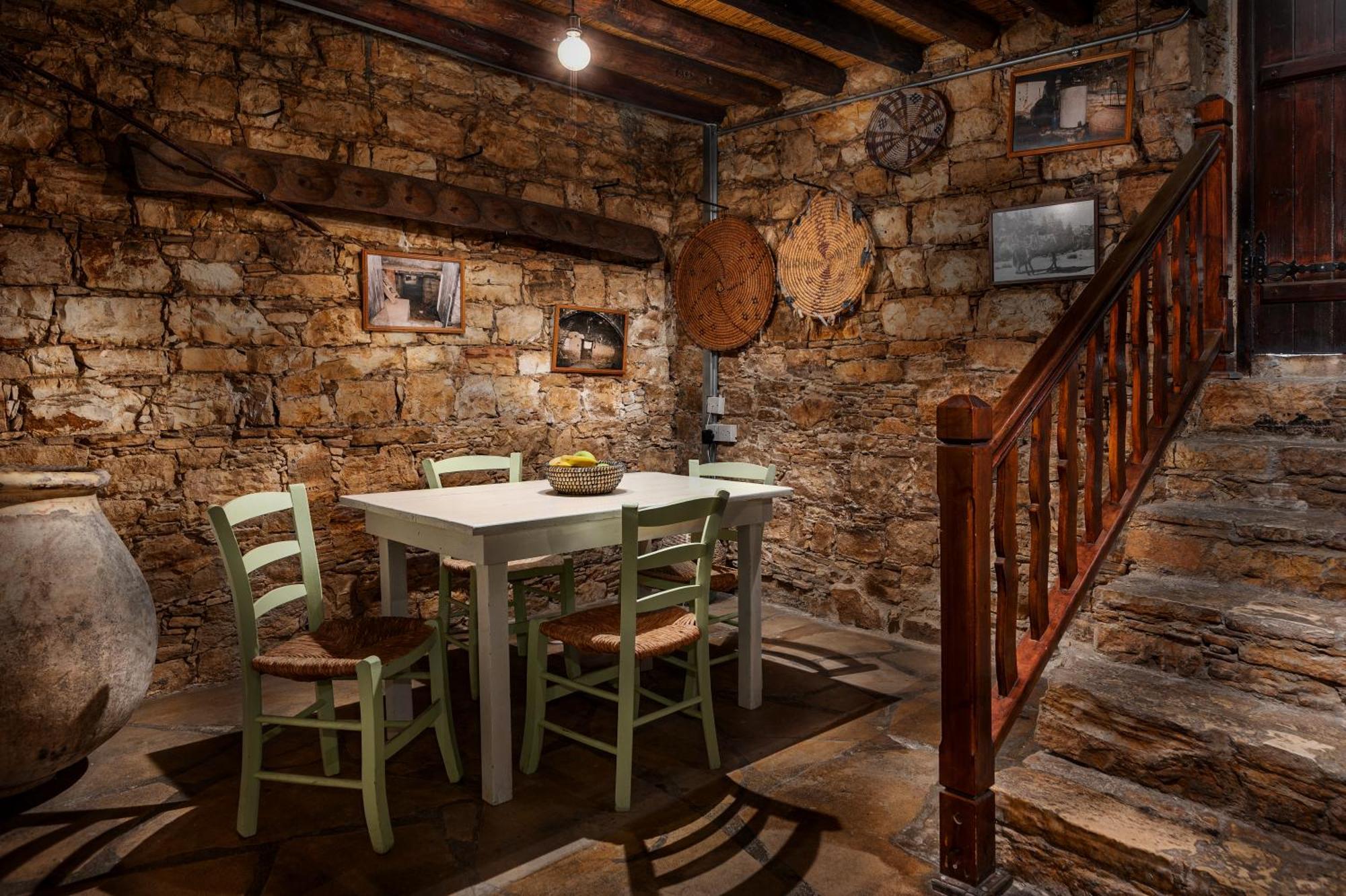 Oinoessa Traditional Boutique Guest Houses โลฟู ภายนอก รูปภาพ