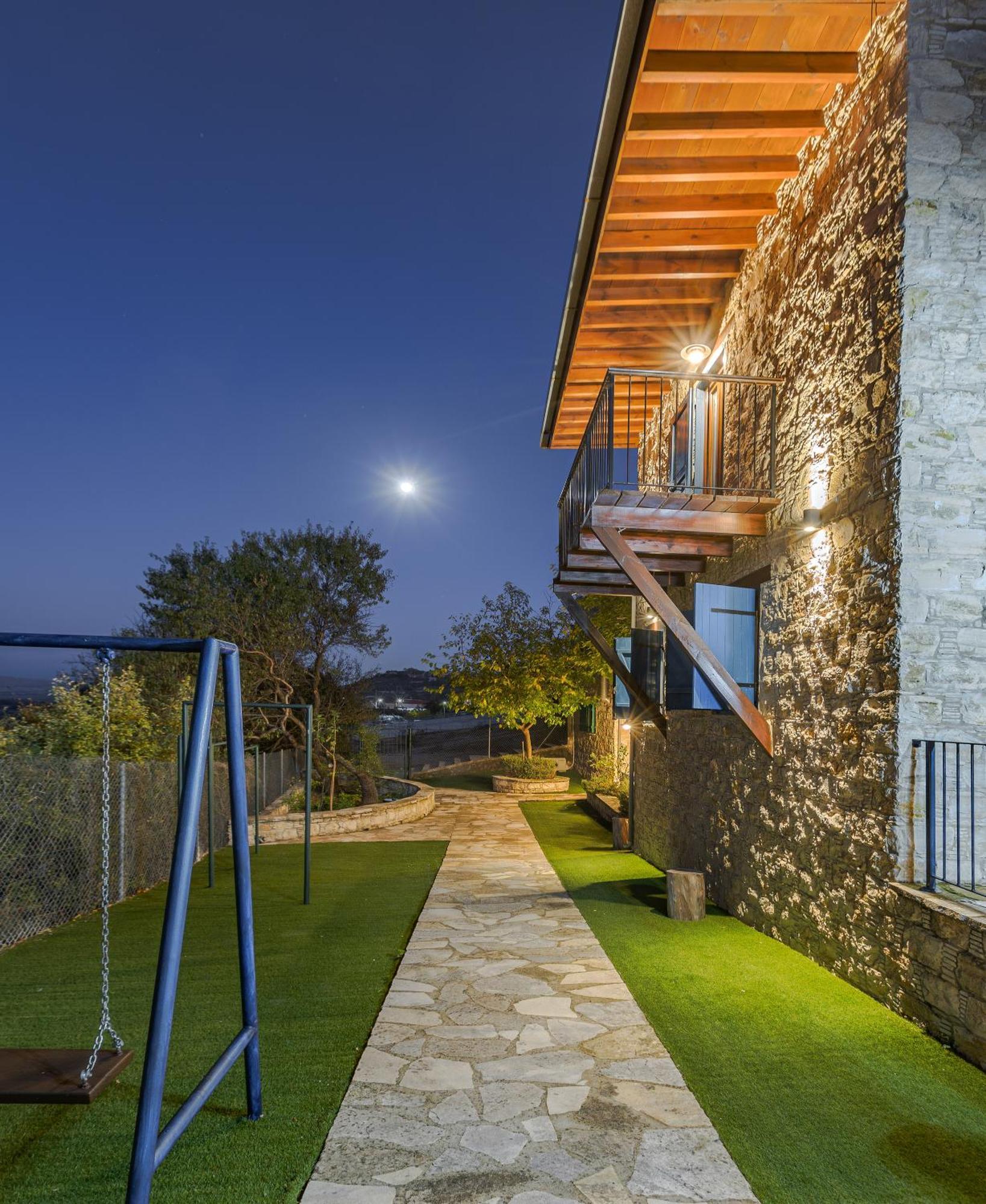 Oinoessa Traditional Boutique Guest Houses โลฟู ภายนอก รูปภาพ